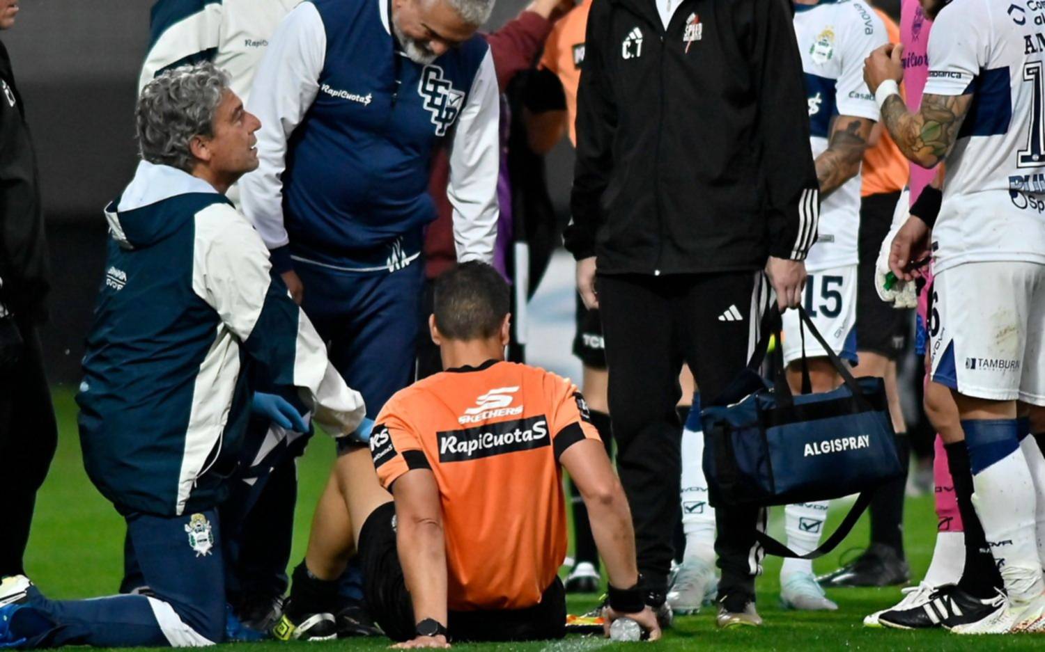 VIDEO. Se lesionó el juez de línea en Gimnasia - Riestra y tuvo que entrar el cuarto árbitro