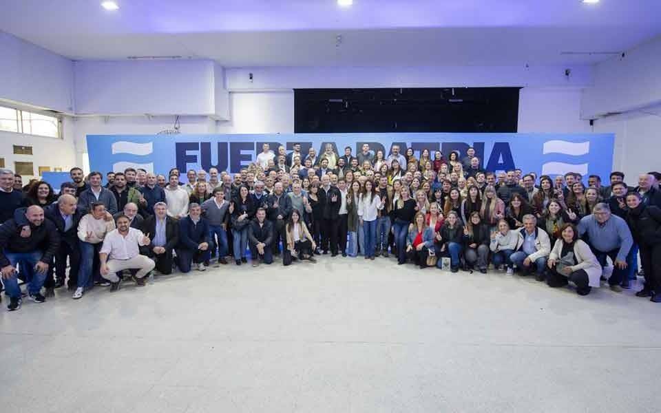 Axel Kicillof encabezó en la Región un acto campaña con intendentes