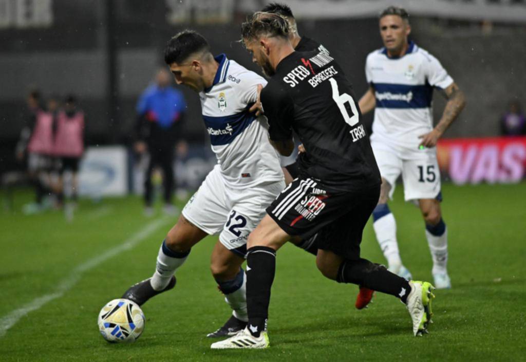 Los jugadores reclamaron falta en el gol de Riestra