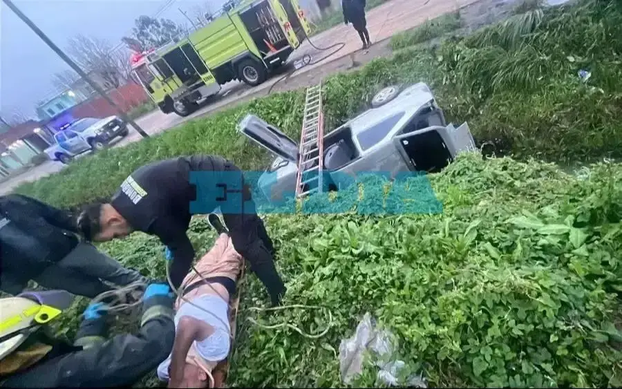 Terrible vuelco en La Plata: un auto terminó en una zanja y los bomberos tuvieron que rescatar a sus ocupantes