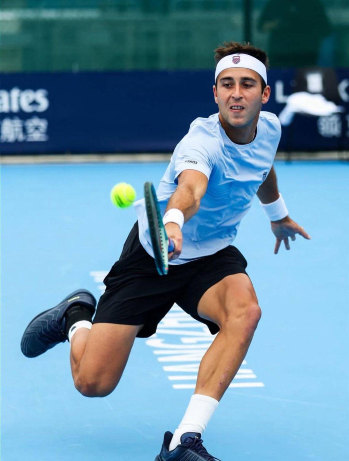 El platense Etcheverry ganó y avanzó a cuartos en ATP 250 de China