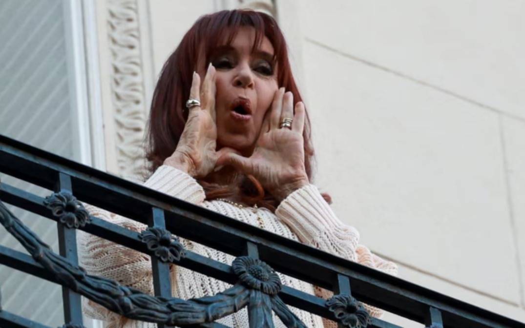 Cristina Kirchner publicó otro "Che Milei" furibundo: "¡Qué olor a default!"