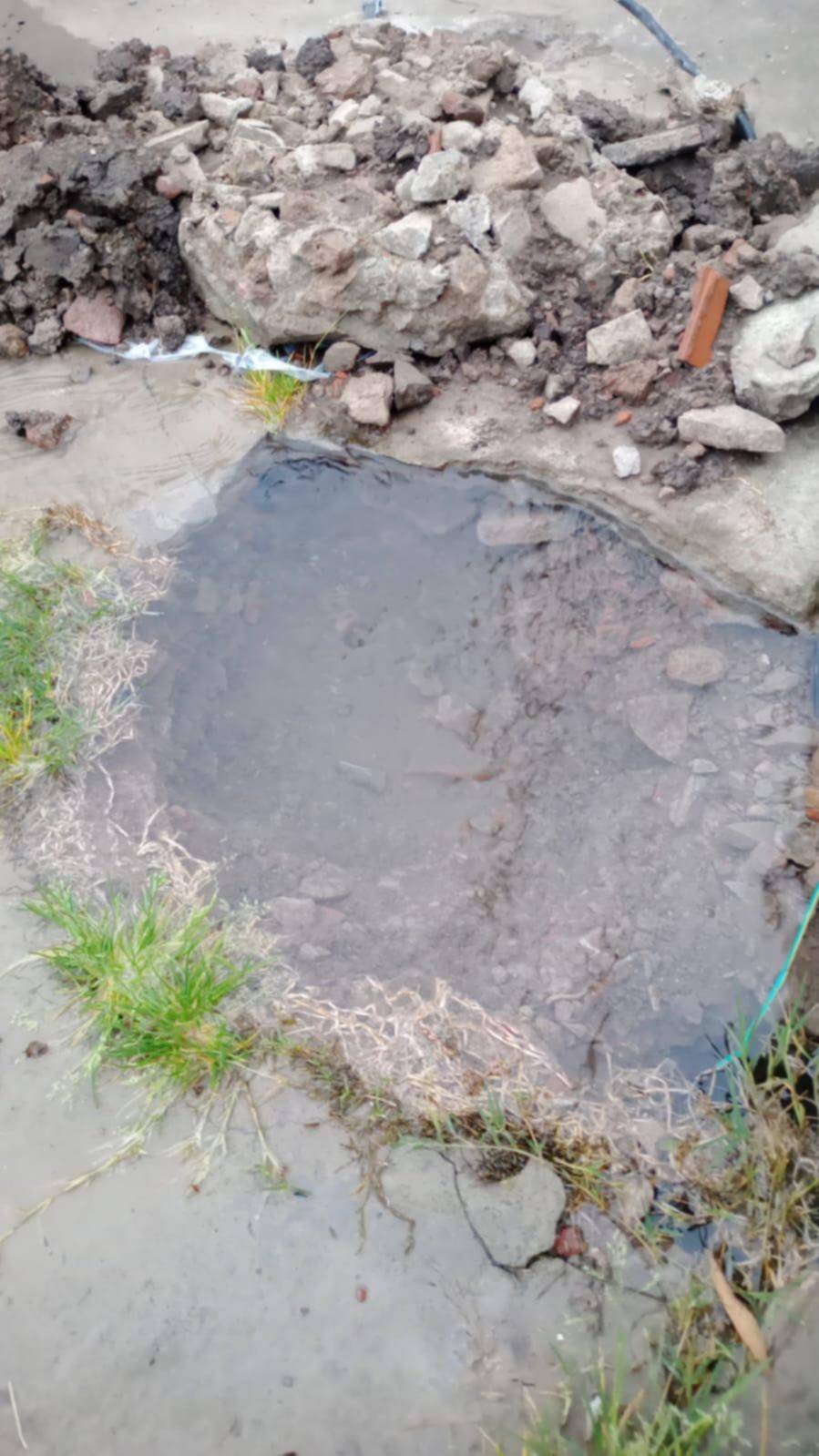 Caños de agua rotos en la vereda, en la esquina de 2 y 89