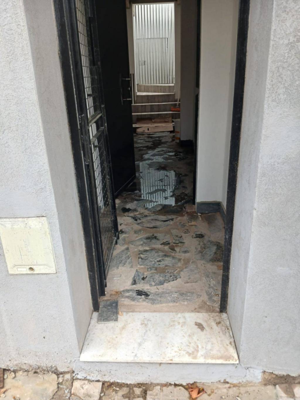 En 70 entre 1 y 2, hay un desborde cloacal desde hace más de dos meses