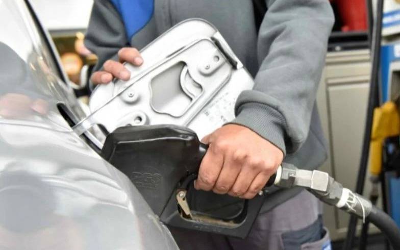 Por qué no baja el precio del combustible en Argentina al ritmo del crudo mundial
