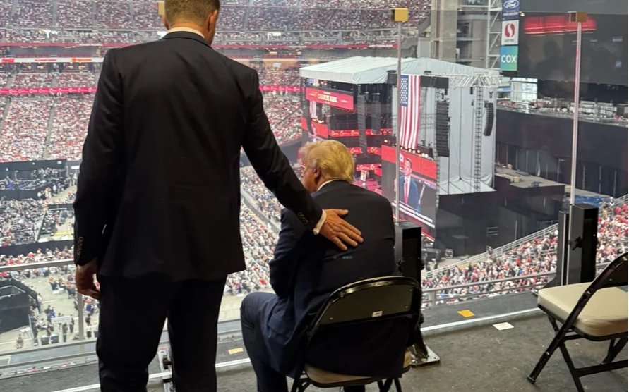 Donald Trump, presente en el multitudinario funeral de Charlie Kirk