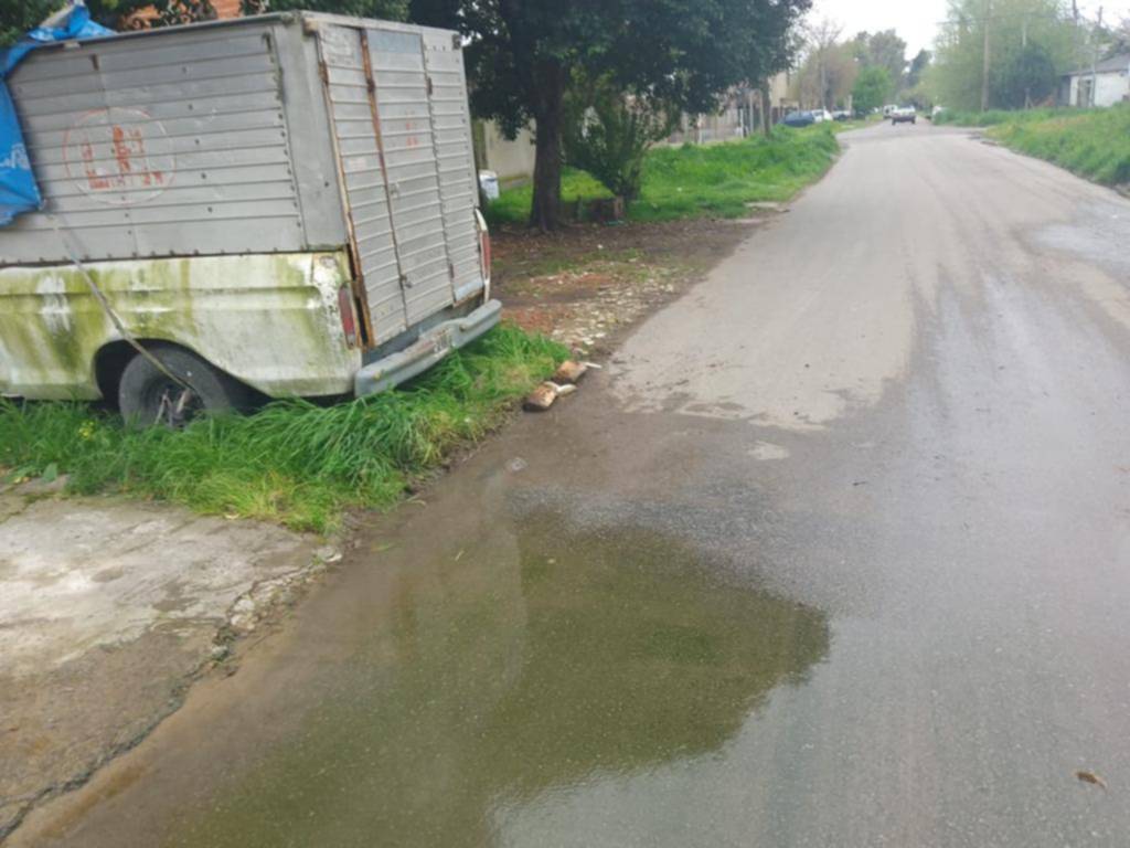 Una pequeña laguna mantiene en vilo a vecinos de Los Hornos