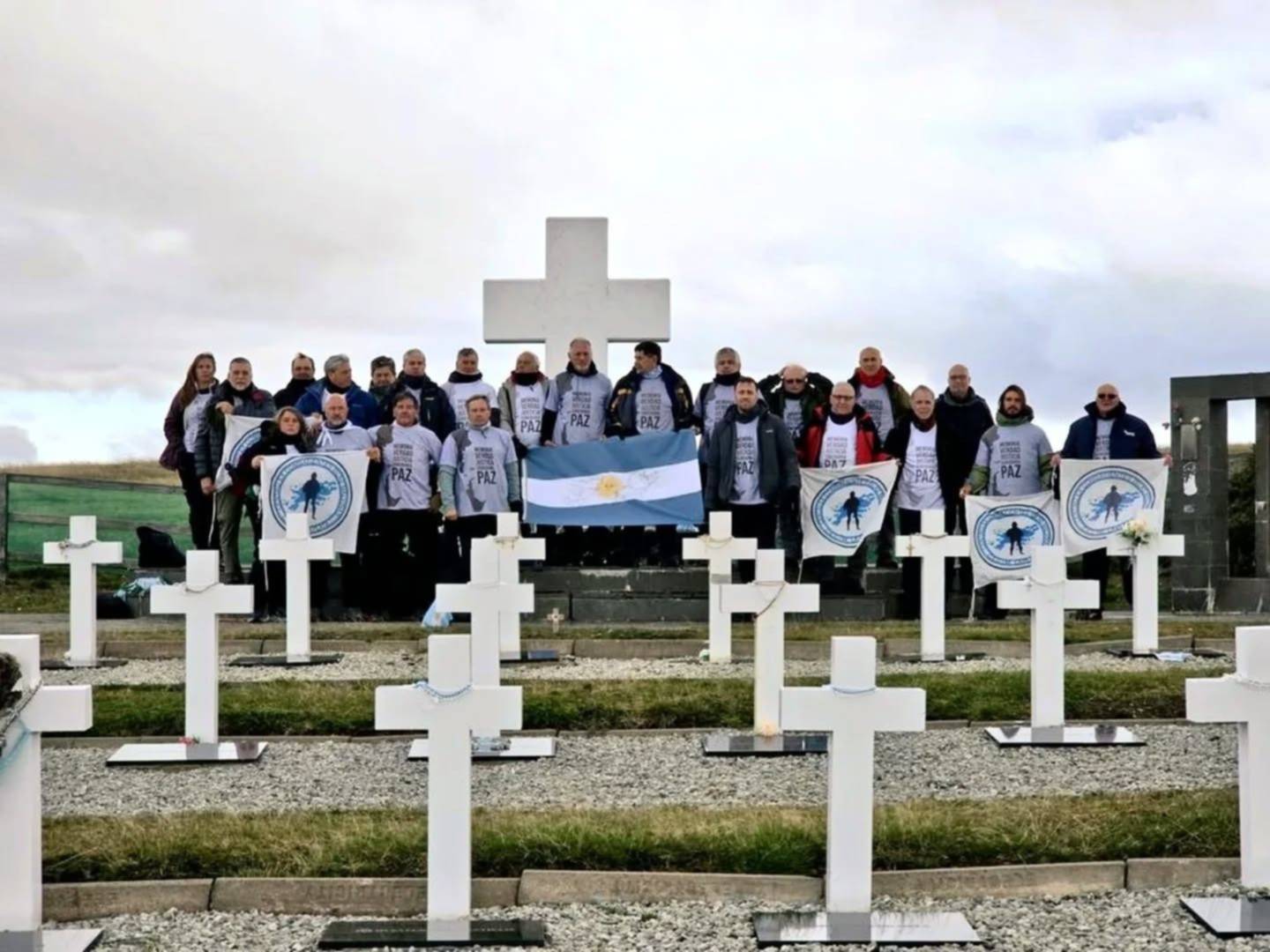 Excombatientes de La Plata, en el cementerio de Darwin: 121 soldados ya no son anónimos