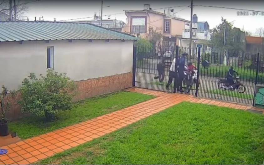 Cuatro delincuentes le roban la bicicleta a un ciclista cuando salía de su casa en Quilmes