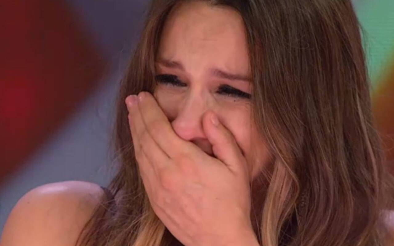Pampita quebró en llanto al recuperar los celulares con las fotos y videos de su hija Blanca