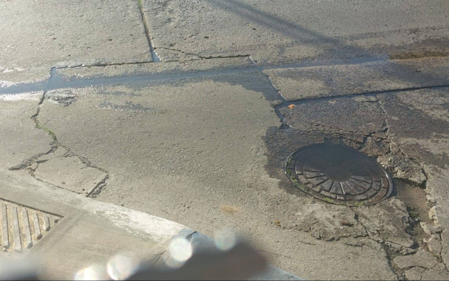 En Barrio Norte viven con una pérdida de agua y “olores nauseabundos” hace dos semanas