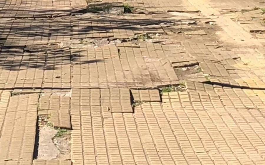 Las veredas de Plaza Olazábal en “deplorable estado”