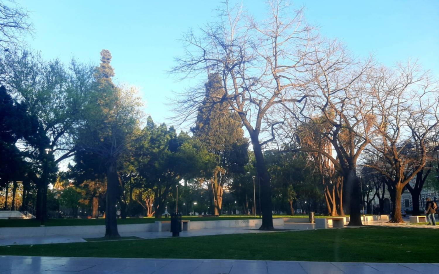 ¿El invierno nunca se fue? Amanecer con sol radiante pero llegan nubarrones y se instala una ola de frío