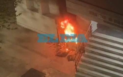 VIDEO.- Tensión, alarma y clases suspendidas en la Facultad de Económicas por un incendio en plena noche
