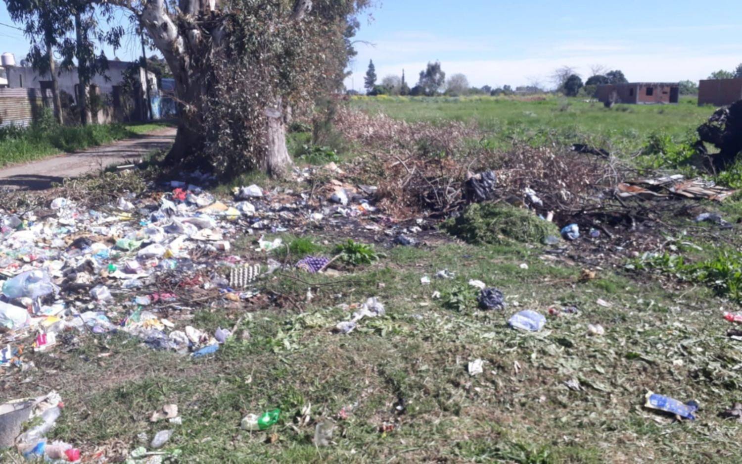 Un enorme basural en una esquina de Villa Elvira