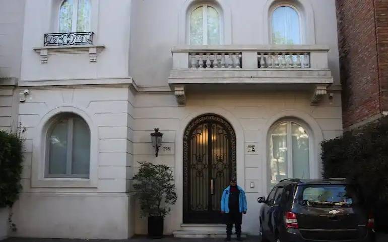Los ladrones que robaron en la casa de Pampita habían entrado “legalmente” al país