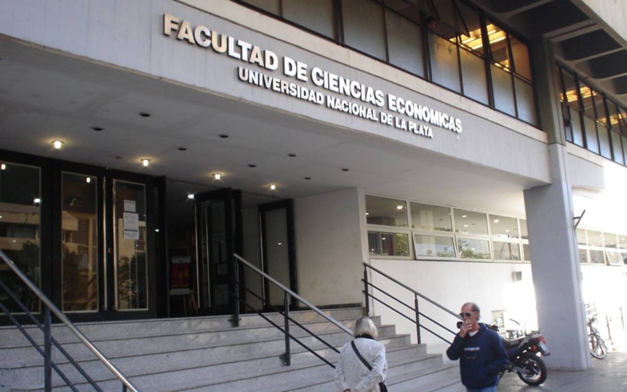Pasó el susto por el incendio, volvió la luz y retoman las clases en Económicas en La Plata