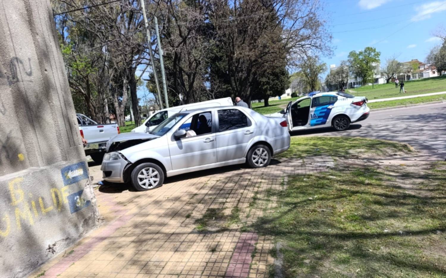 Fuertísimo choque en La Plata: un auto colisionó con una camioneta y se incrustó contra una casa