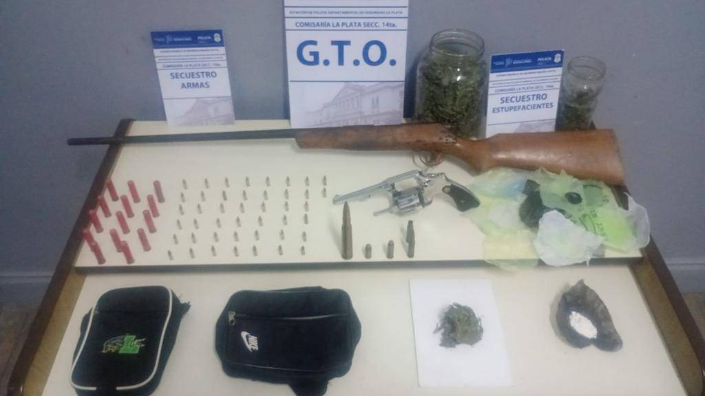 Detenidos y un arsenal incautado en El Retiro