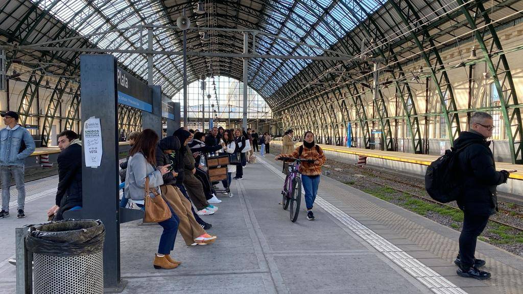 A raíz de un conflicto, otro día de calvario por demoras en los trenes