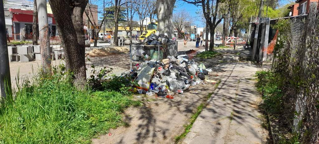Una montaña de bolsas de residuos en 60, 141 y 142