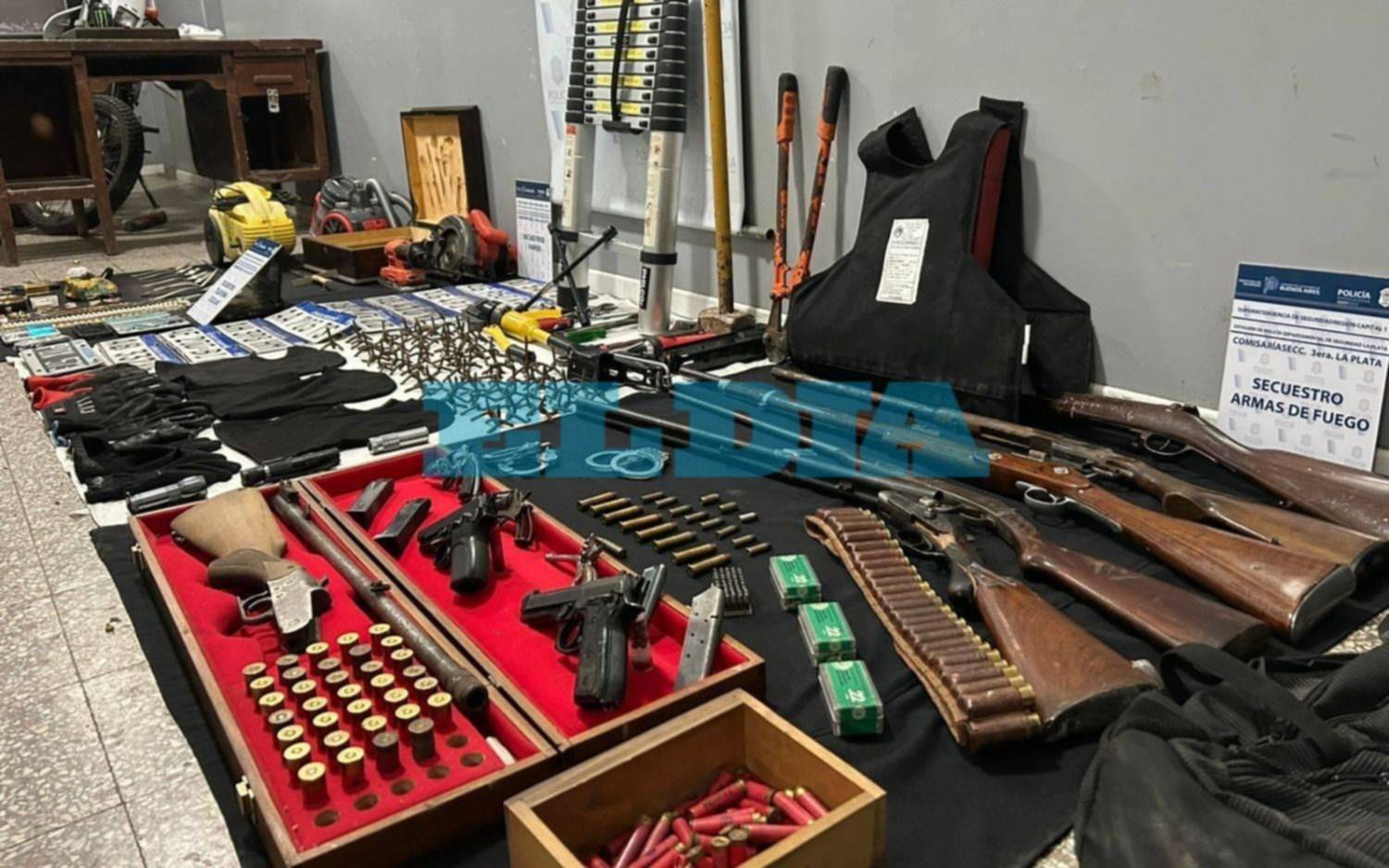 Autos secuestrados, cinco detenidos y un arsenal de armas: desbarataron a una banda acusada de múltiples entraderas en La Plata