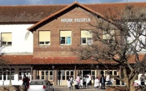 Más de 170 docentes de una secundaria temen perder su trabajo: "Estamos como en la Técnica 8 de La Plata"