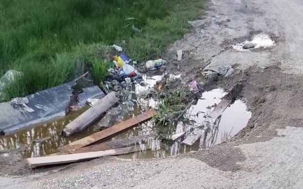 En el barrio Savoia de City Bell, un pozo acumula residuos y genera alerta
