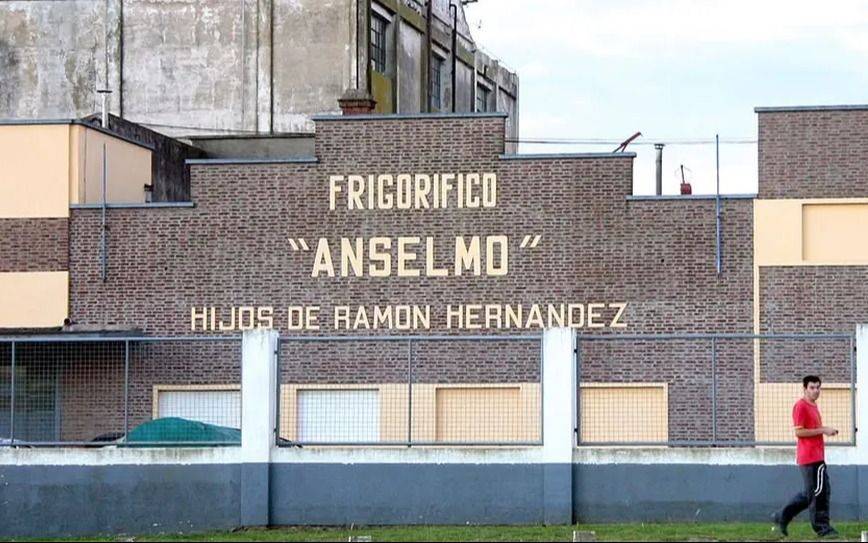 En Tres Arroyos la crisis golpea a dos tradicionales empresas: un frigorífico y una fábrica, entre atrasos de sueldos y despidos