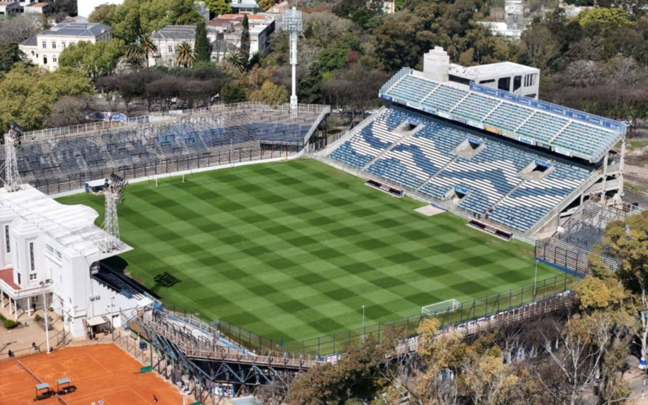 Un Gimnasia necesitado recibe a Rosario Central con Di María: hora, formaciones y TV