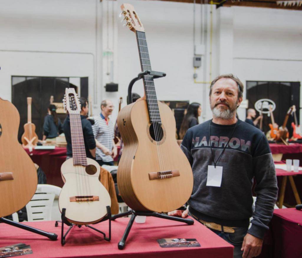 En el Malvinas, una expo para mirar y tocar instrumentos musicales de autor