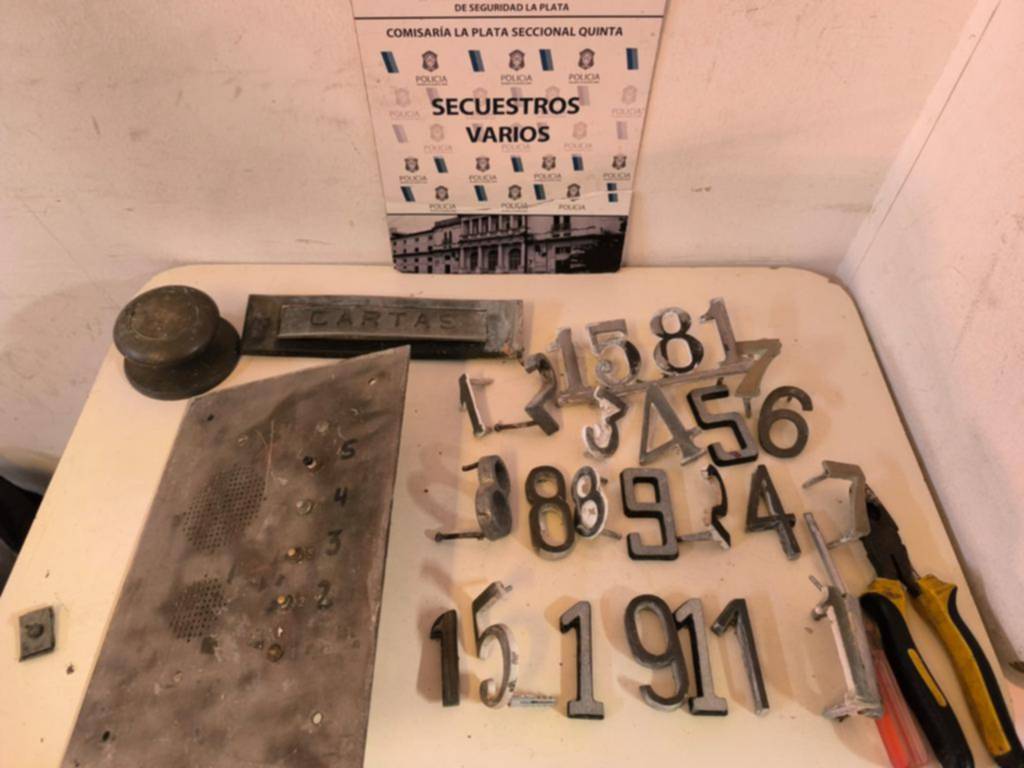 Robaban los números de bronce en casas: presos