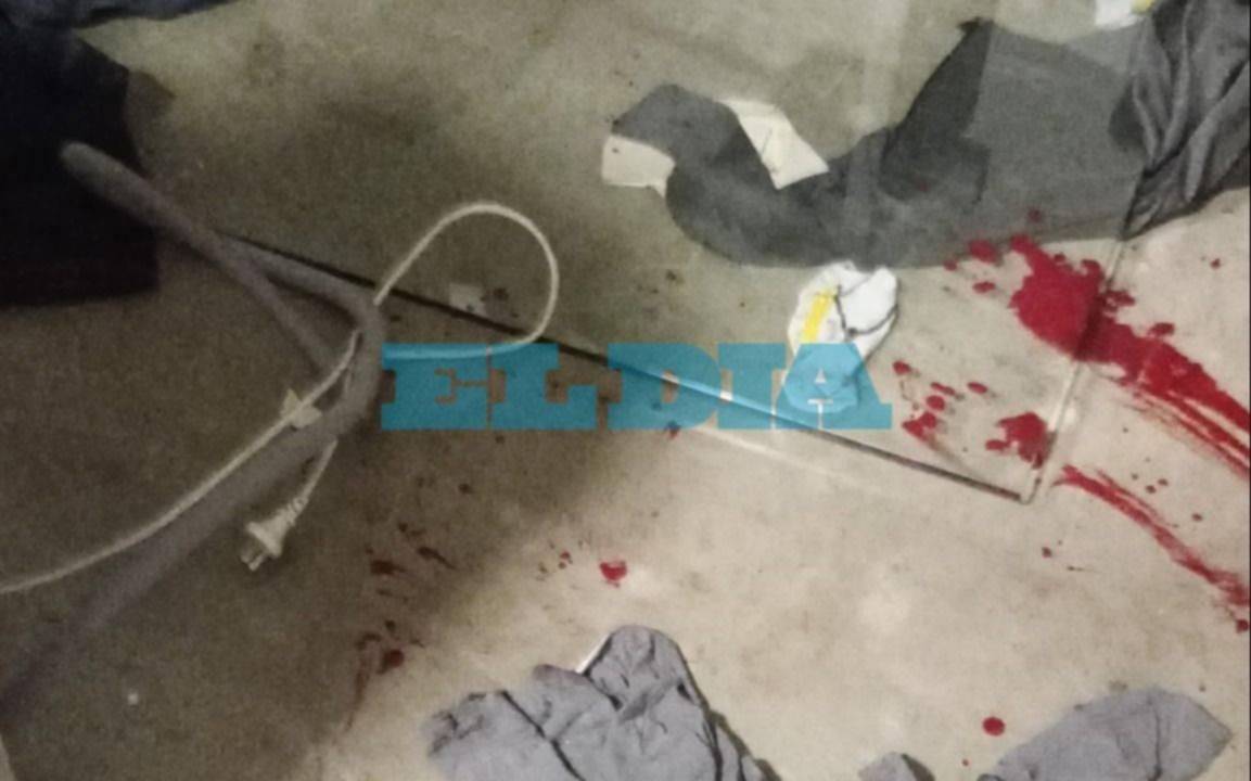 Una pareja se juntó a cenar en City Bell pero el encuentro terminó teñido de sangre: gritos, insultos y puntazo