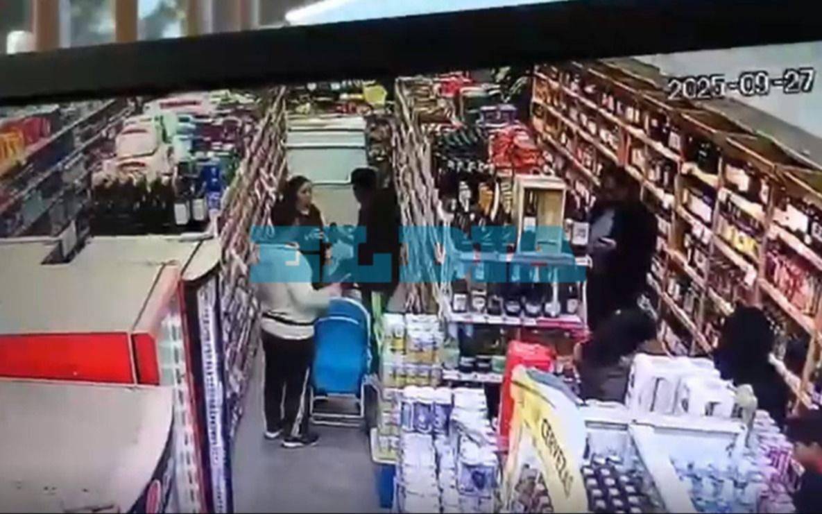 Robaron en un supermercado de La Plata, escondieron la mercadería en un cochecito de bebé y los atrapó la policía