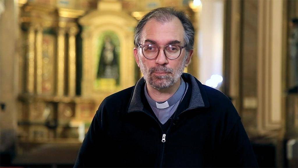 “La economía debería ayudar a que las personas vivan con dignidad”