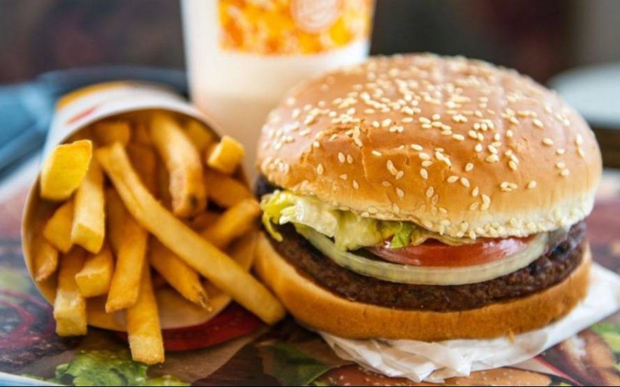 Holding gastronómico se va del país y puso en venta una famosa cadena de hamburgueserías