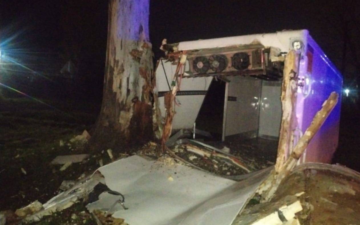 Rescate de urgencia y tensión en La Plata por un camión frigorífico que se despistó, volcó y chocó 