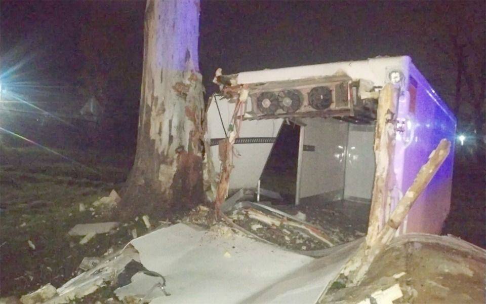 En Ruta 2, un camión frigorífico despistó, chocó contra un árbol y los ocupantes quedaron atrapados