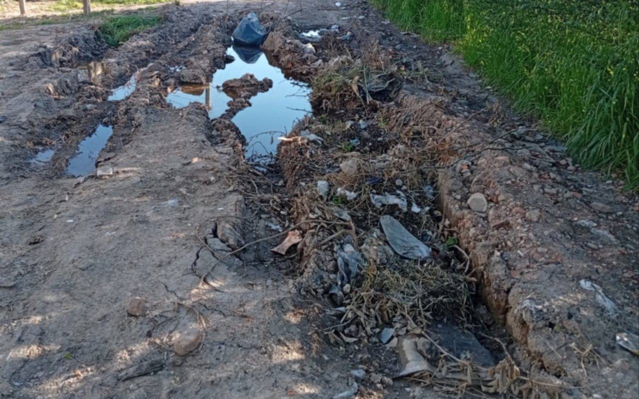 Vecinos de Villa Elvira reclaman por una calle “intransitable”