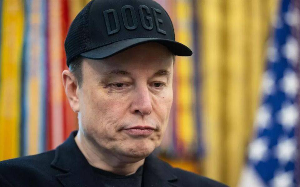 ¿Un manotazo de ahogado de Musk? Lanza Grokipedia y especialistas advierten que puede ser un "desastre"