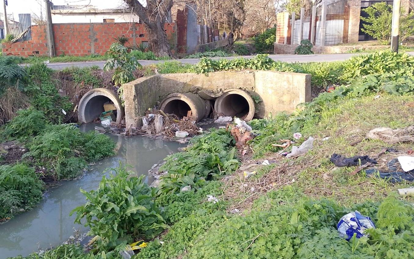 Alarma en Altos de San Lorenzo: Desechos obstruyen desagües ante la amenaza del Súper Niño