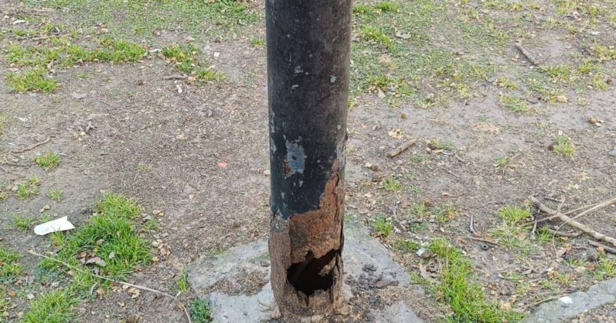 Alerta en 53 entre 9 y 10 por una farola vieja con peligro de derrumbe | El Dia