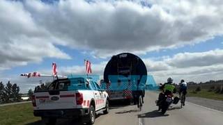 VIDEO. Polémica cerca de La Plata: un ciclista terminó en el piso tras una peligrosa maniobra policial en la Ruta 6