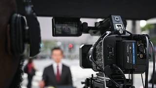 Grandes cadenas de TV suspenden cobertura conjunta de Trump tras su veto a periodistas