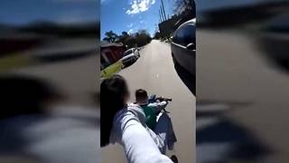 VIDEO. Hizo manejar a su hijo una moto, lo filmó y ahora buscan identificarla en Berisso