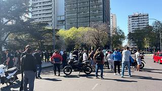 VIDEO. Golpes y tensión con taxistas en la marcha de choferes de Uber y Didi en La Plata