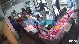 VIDEO | Tiros, gritos y extrema tensión durante el robo a una carnicería de La Plata