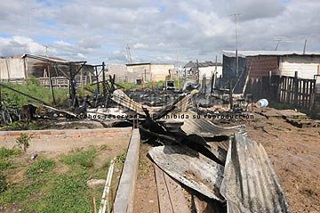 Voraz incendio destruyó precaria
vivienda en 18 entre 82 y 83
