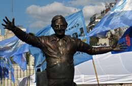 Presentan monumento a Néstor
Kirchner en Plaza del Congreso