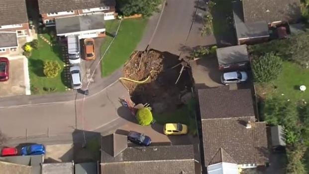 Un agujero gigante se tragó parte de una calle